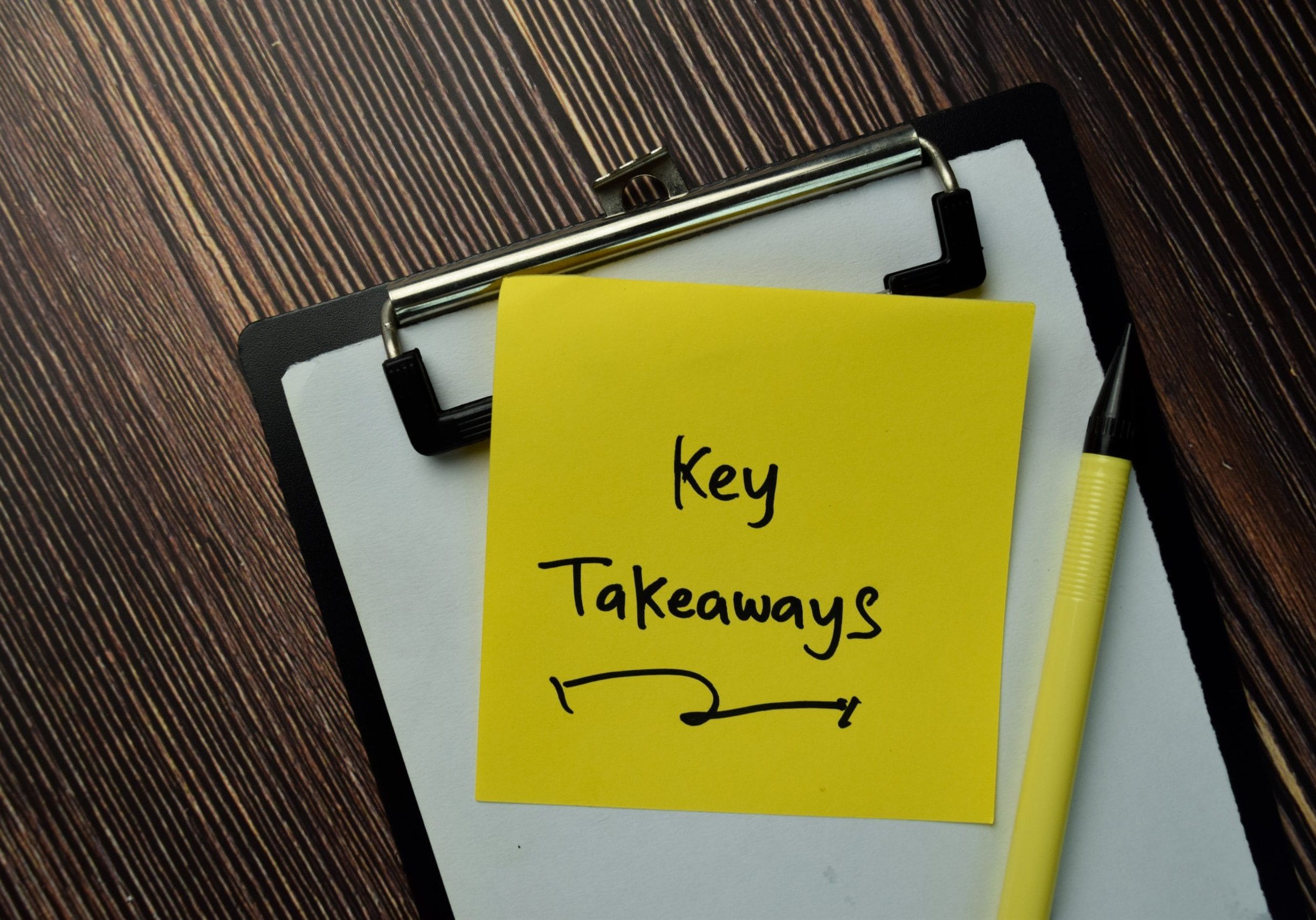 Key Takeaways on sticky Notes isolated on office desk.